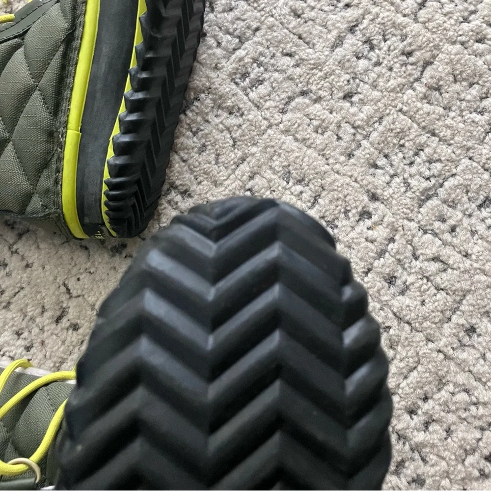 Sorel 6 waterproof Boot Lace Up Green Yellow High Insulated